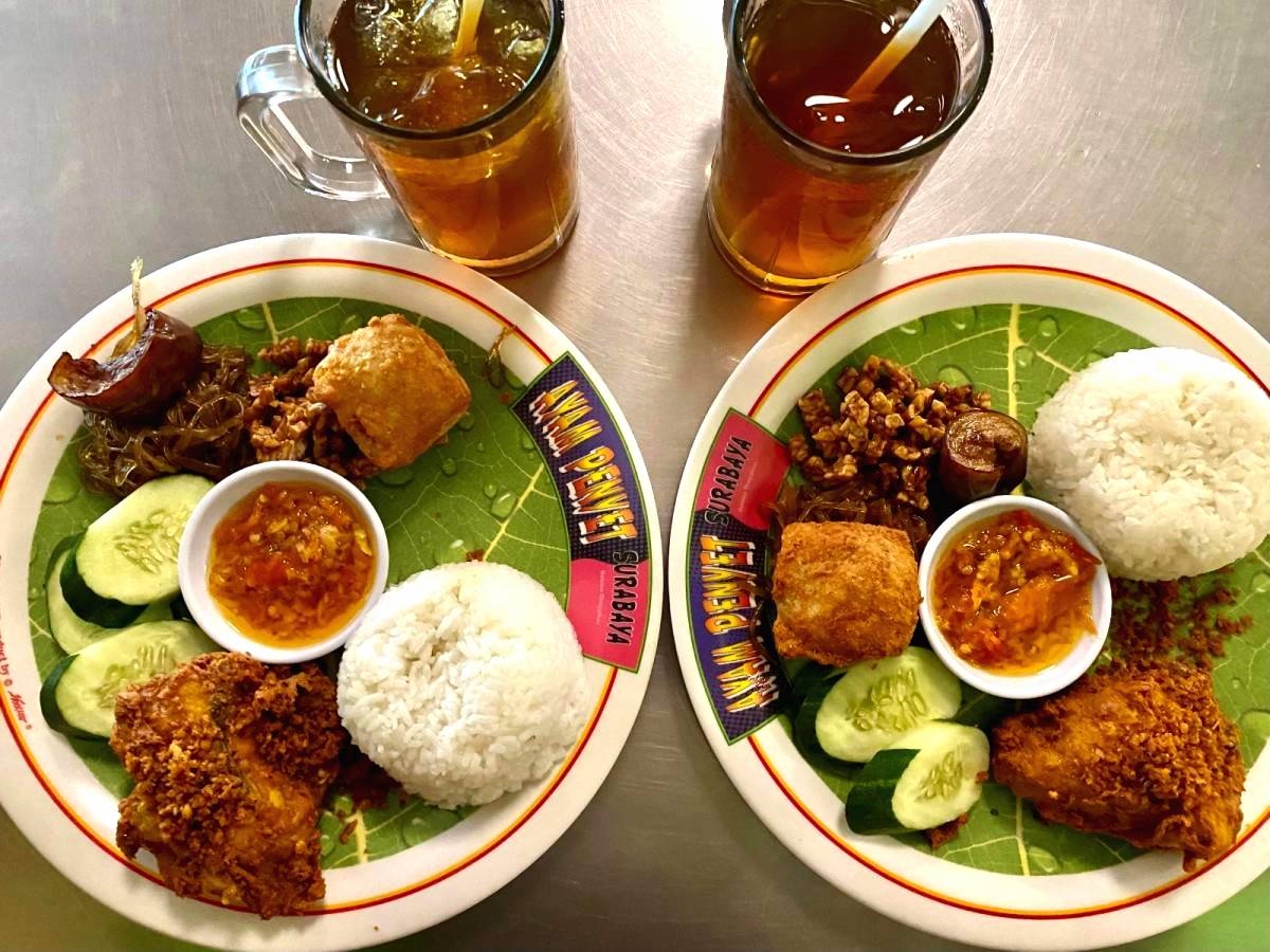 Perpaduan Pedas dan Gurih Ayam Penyet Surabaya