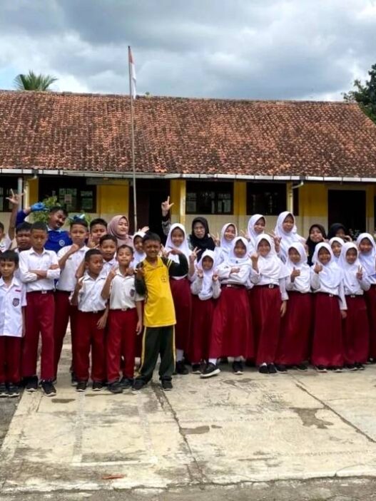 Petugas SPPG Bagi MBG Sambil Menari Ebeg