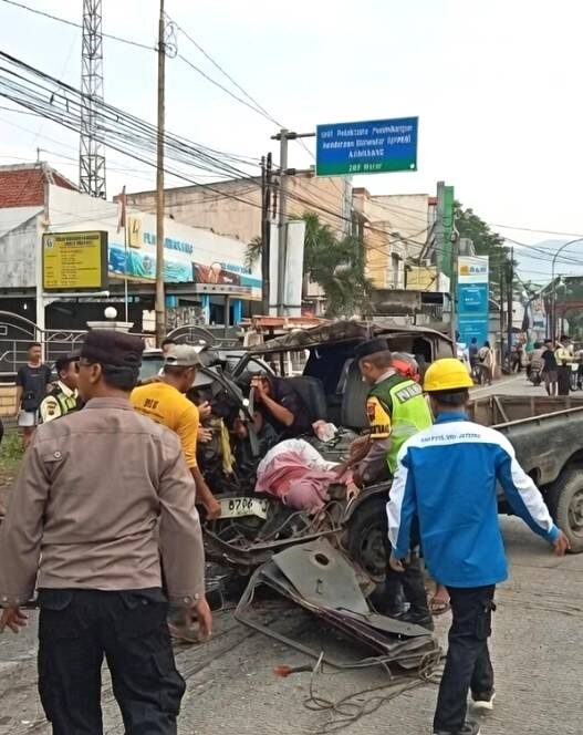 Pick Up Oleng, Tabrakan dengan Dump Truk