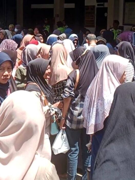 Ratusan Wali Murid Geruduk Dinas P dan K