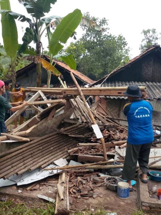 Satu Rumah di Cimanggu Roboh, Diterjang Hujan dan Angin