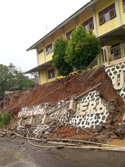Talud SMPN 3 Wanareja Longsor