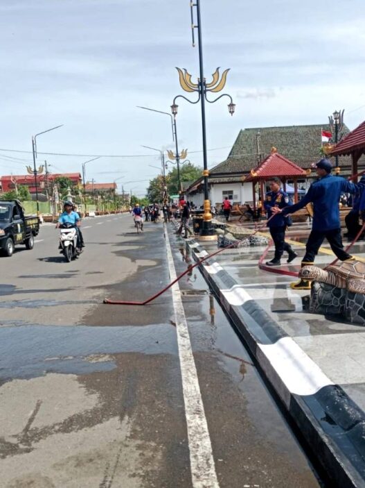 Trotoar Kawasan Titik Nol Dibersihkan