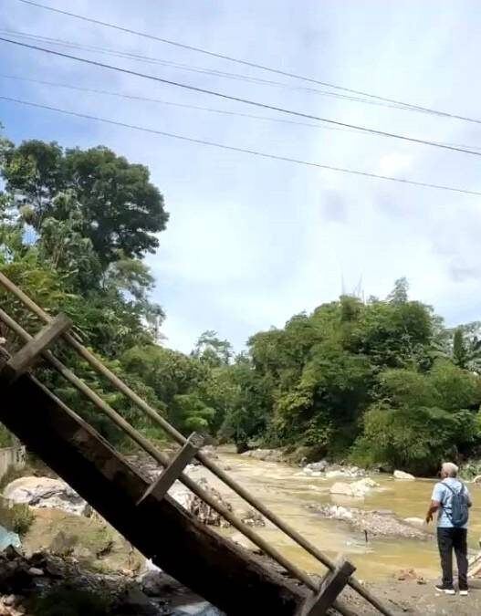 Truk Pasir Melintas, Jembatan Amblas
