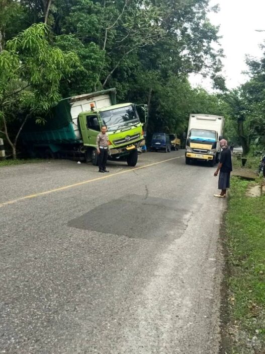 Truk Tronton Picu Kecelakaan Beruntun