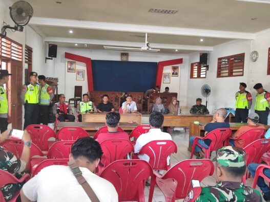 Warga Desa Bajong Kembali Geruduk Balai Desa