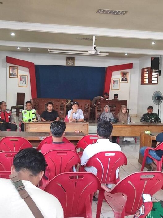 Warga Desa Bajong Kembali Geruduk Balai Desa