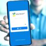 Warga memeriksa informasi bantuan sosial melalui ponsel