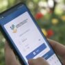 Warga mengecek bansos di Kemensos