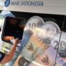 Warga tukar uang di Pintar BI