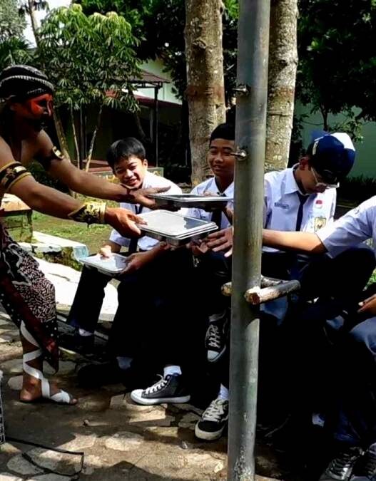Warok Antar MBG ke Sekolah