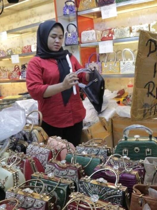 Barang Impor Murah Banjiri E Commerce