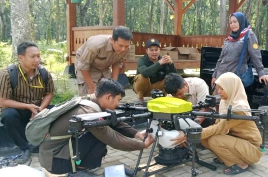 Basmi Hama Pertanian dengan Teknologi Drone