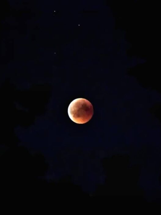 Bulan merah total