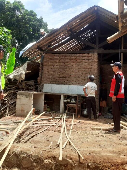 Hujan Rubuhkan Dapur Rumah Warga Sempor