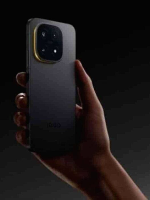 IQoo 15 Ultra membawa sejumlah peningkatan signifikan. Mulai dari layar berkualitas tinggi, chipset terbaru, tombol trigger khusus, hingga kapasitas baterai berukuran besar.