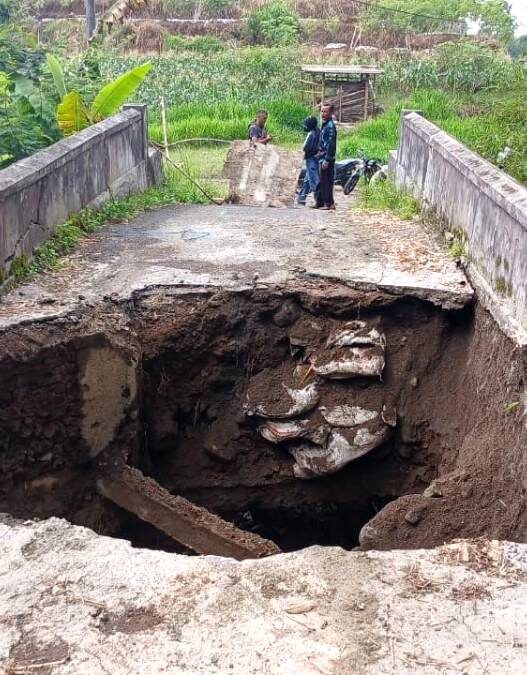 Jembatan Kalikuning–Lamuk Ambrol Diterjang Banjir