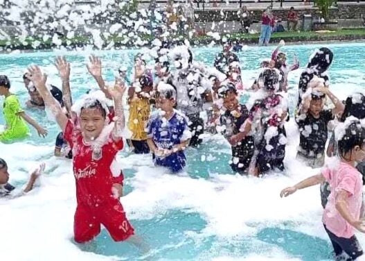 Keceriaan Anak Anak di Wahana Mandi Busa