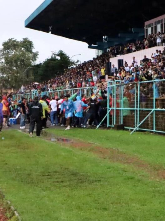Laga Persibas vs Persak Diwarnai Kericuhan