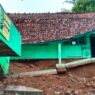 Longsor Terjang Bangunan Sekolah