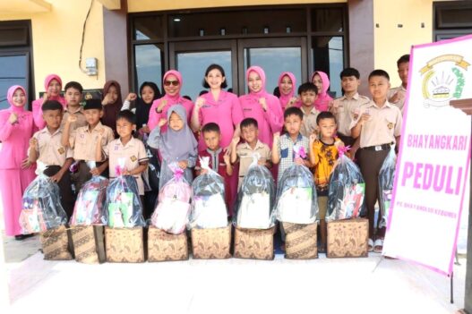 Pelajar Terima Bantuan Peralatan Sekolah