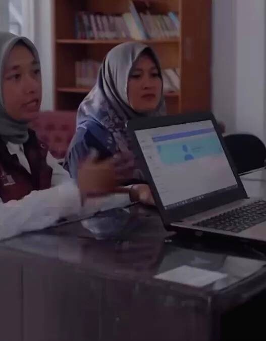 Pendamping sosial dampingi KPM cek status SPM bansos PKH