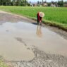 Petani Buka Jalur Air di Jalan Rusak