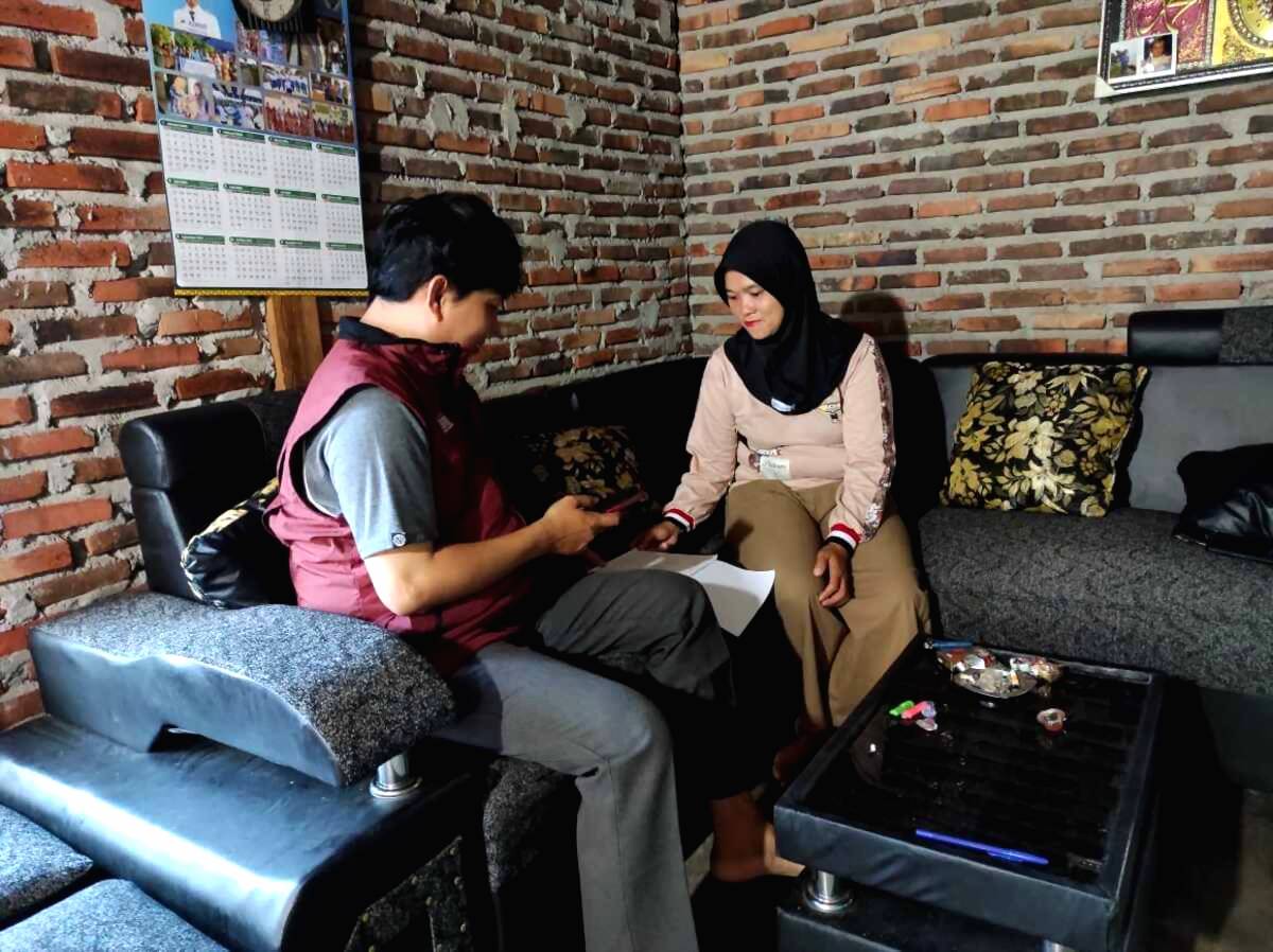 Petugas verifikasi