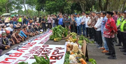 Warga Sambeng Geruduk DPRD