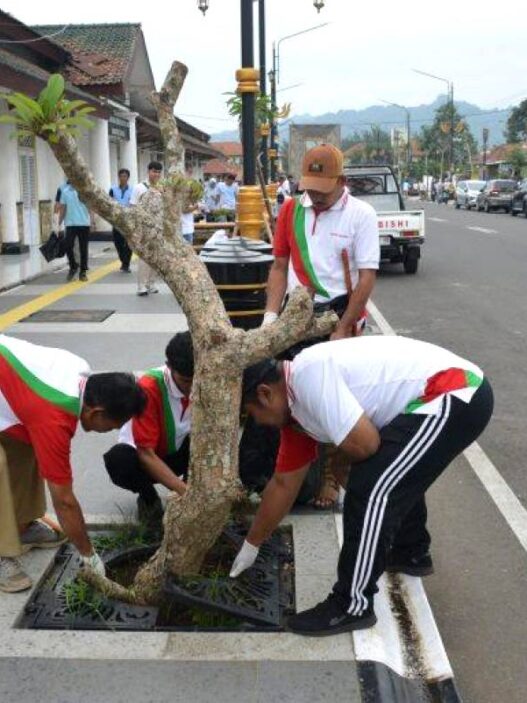 Warga Serentak Bersih Bersih Lingkungan