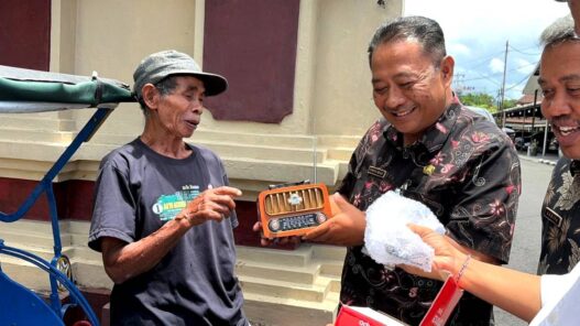 100 Radio untuk Pekerja Informal