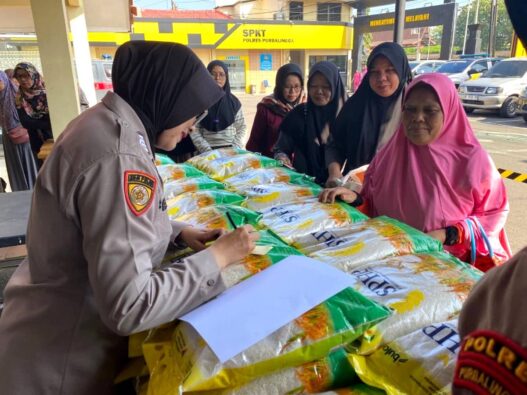 400 Paket Sembako Ludes Diserbu Warga