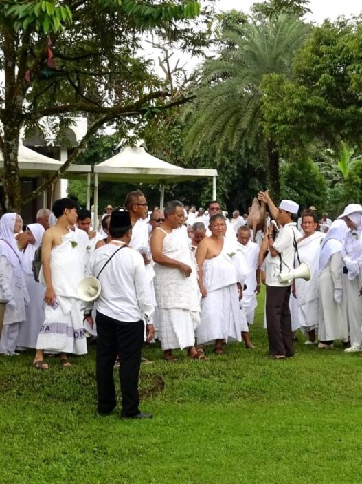 562 Calhaj Dibagi Dua Kloter