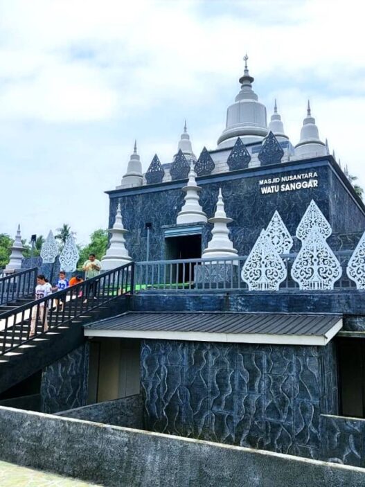 Ada 25 Gunungan dan 9 Kubah Stupa