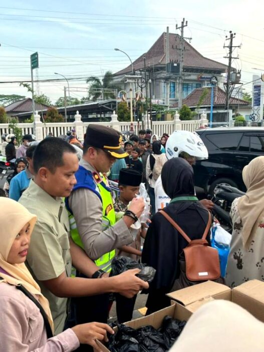 Aksi Bagi Takjil Dapat Sambutan Warga
