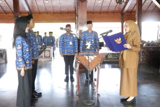 Amalia Lantik Kepsek Larang Rekrut Honorer