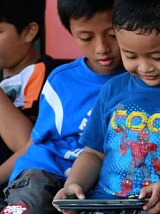 Anak main hp