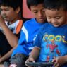 Anak main hp