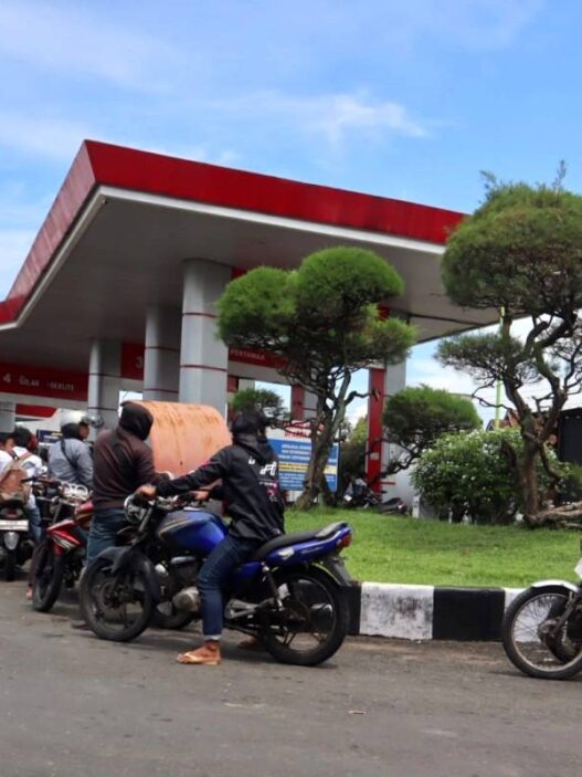 Antrean Kendaraan di SPBU Mengular