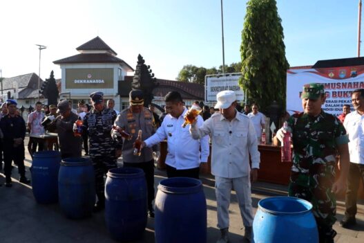 Barang Bukti 898 Botol Miras Dimusnahkan