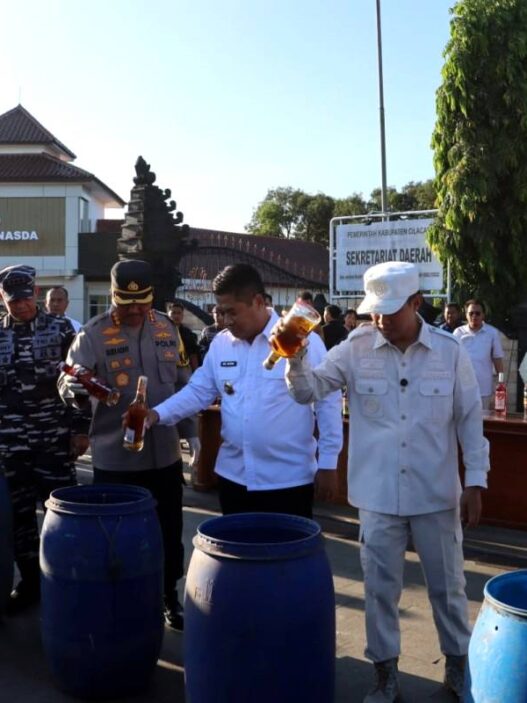 Barang Bukti 898 Botol Miras Dimusnahkan