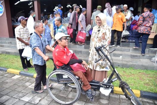 Bupati Salurkan Bantuan kepada 300 Warga