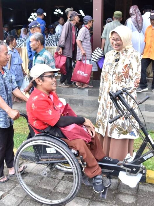 Bupati Salurkan Bantuan kepada 300 Warga