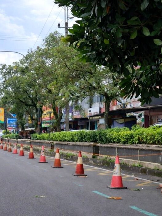 Cegah Parkir Liar Barrier Larangan Dipasang