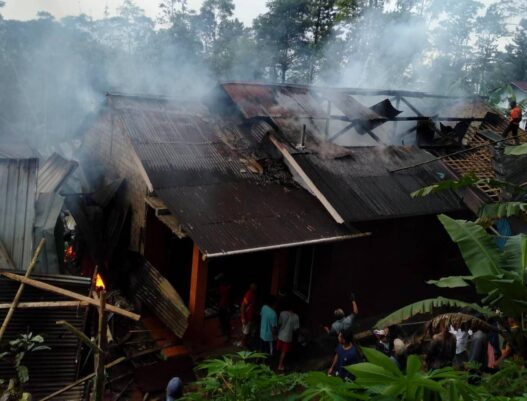 Dua Rumah Hangus Terbakar