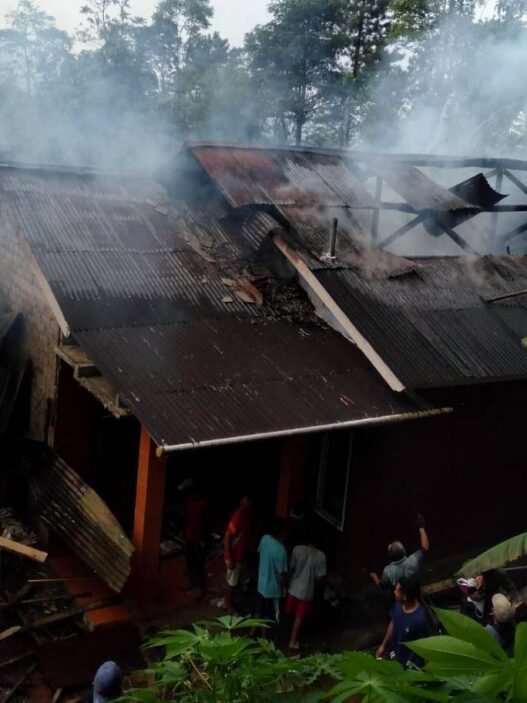 Dua Rumah Hangus Terbakar