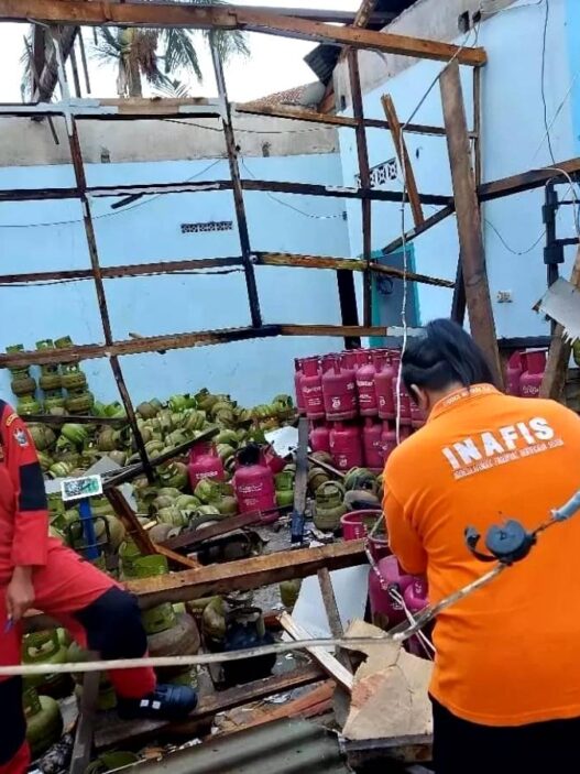 Empat Orang Terluka Akibat Gudang LPG Meledak