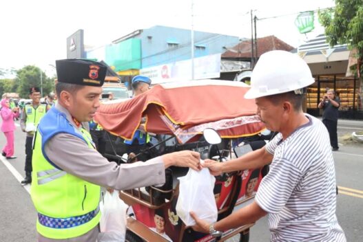 Jaga Ketertiban Ramadan Melalui Pembagian Takjil
