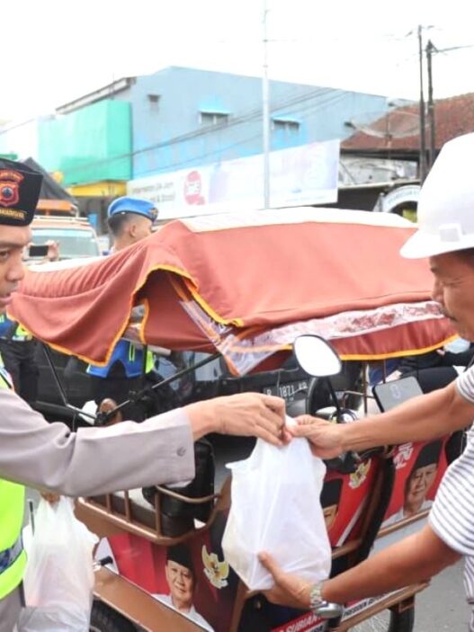 Jaga Ketertiban Ramadan Melalui Pembagian Takjil