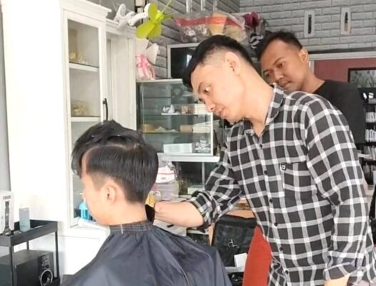 Jelang Lebaran Barbershop Ramai